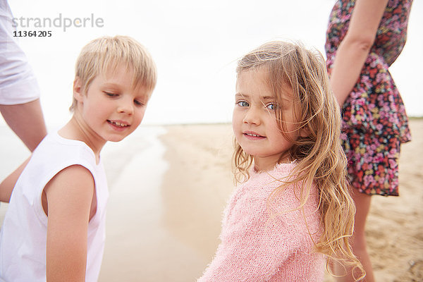 Familienspaziergang am Strand