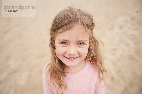 Kleines Mädchen lächelt am Strand