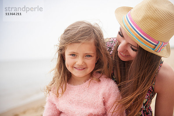 Glückliche Mutter und Tochter am Strand