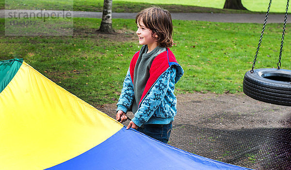 Junge spielt mit Freunden im Park