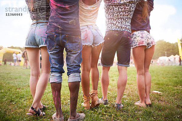 Gruppe von Freunden beim Festival  mit bunter Pulverfarbe überzogen  niedriger Schnitt  Rückansicht