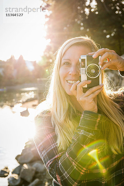 Porträt einer Frau  die am Wasser in Granville Island  Vancouver  Kanada  fotografiert