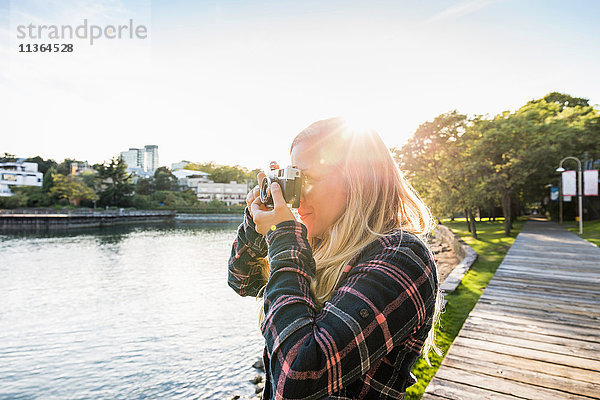 Frau fotografiert am Hafen von Granville Island  Vancouver  Kanada