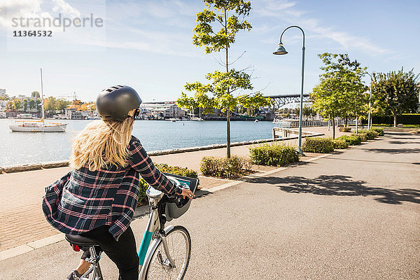 Frau radelt entlang der Uferpromenade  Vancouver  Kanada