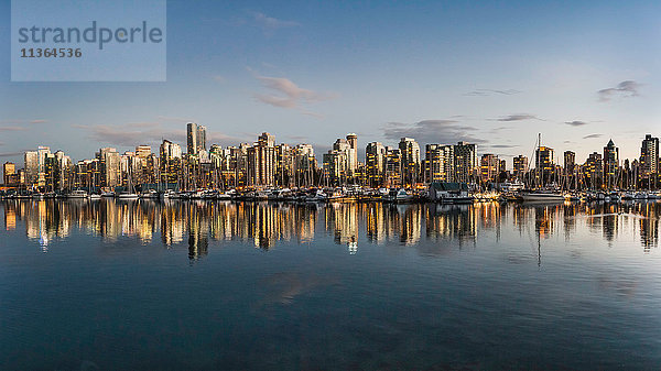 Blick auf Hafen und Stadtsilhouette in der Abenddämmerung  Vancouver  Kanada