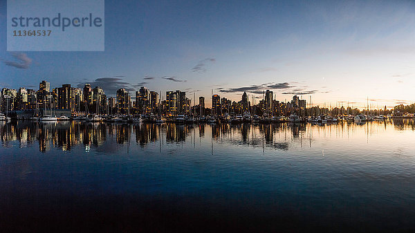 Hafenpromenade und Stadtsilhouette in der Abenddämmerung  Vancouver  Kanada