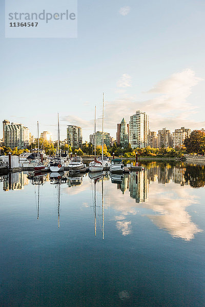 Blick auf die Wolkenkratzer der Stadt und den Jachthafen  Vancouver  Kanada