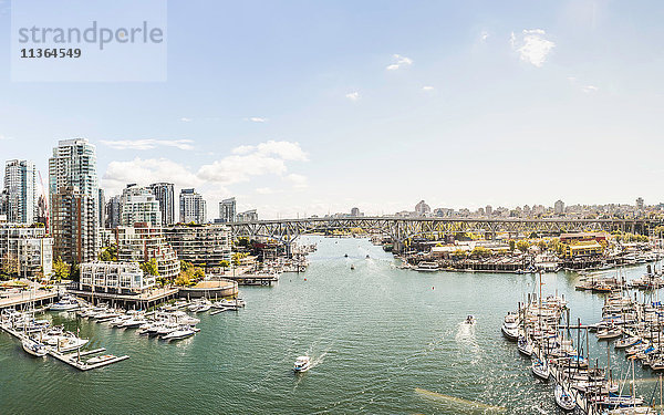 Erhöhte Ansicht von Hafen-  Brücken- und Jachthafen-Yachten  Vancouver  Kanada