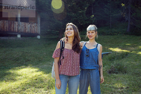 Portrait von zwei Freundinnen im Wald  Sattelbergalm  Tirol  Österreich