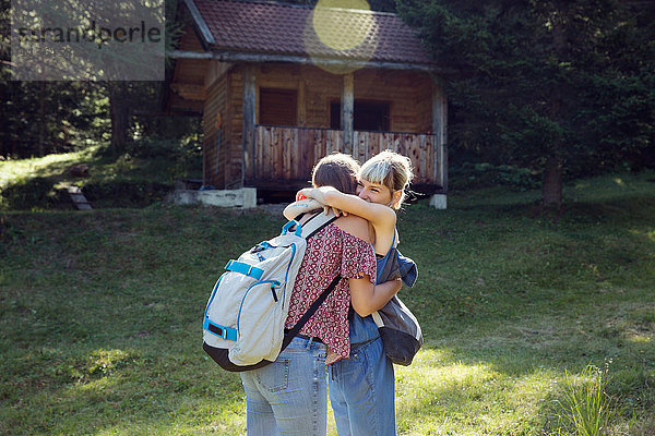 Zwei Freundinnen auf der Waldwiese  Sattelbergalm  Tirol  Österreich