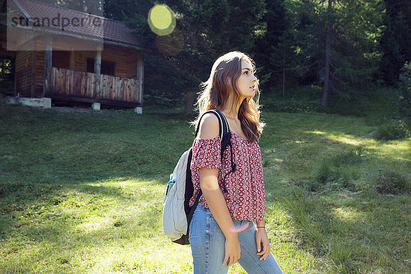 Junge Frau auf der Waldwiese  Sattelbergalm  Tirol  Österreich