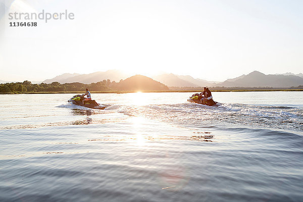 Freunde fahren Jetskis auf dem See  Peking  China