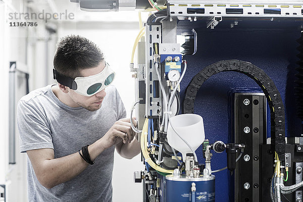 Ingenieur  trägt eine Schutzbrille  arbeitet in einer technischen Anlage