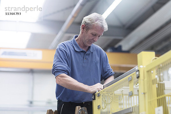 Ingenieur  der in einer technischen Anlage arbeitet