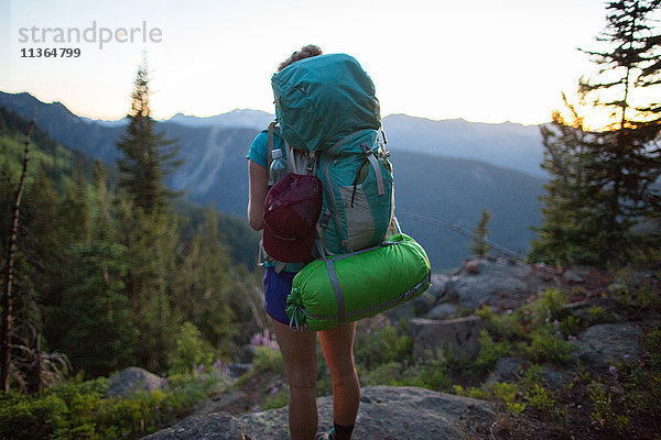 Wanderer geniesst Aussicht auf Berggipfel  Verzauberungen  Alpine Lakes Wilderness  Washington  USA