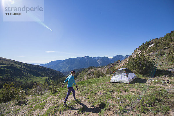 Wanderer zelten auf dem Gipfel eines Hügels  Enchantments  Alpine Lakes Wilderness  Washington  USA