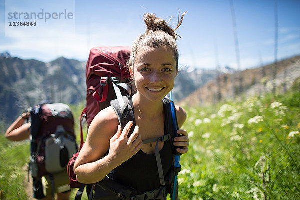 Glücklicher Wanderer mit Freund  Verzauberungen  Alpine Lakes Wilderness  Washington  USA