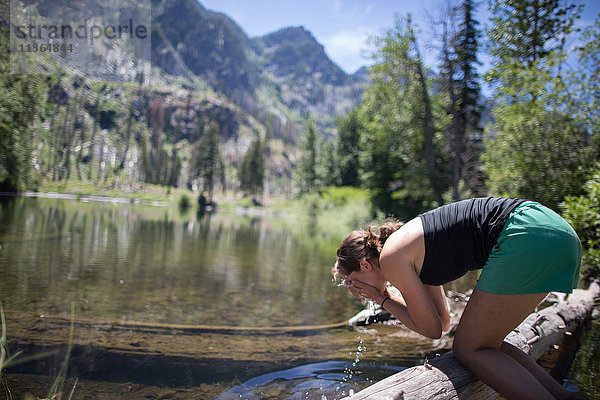 Wanderer wäscht Gesicht im Strom  Verzauberungen  Alpine Lakes Wilderness  Washington  USA