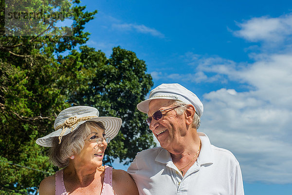 Glückliches älteres Ehepaar im Urlaub in der Sonne