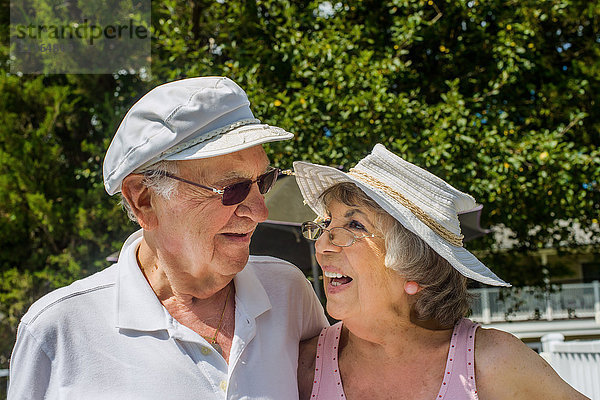 Glückliches älteres Ehepaar im Urlaub