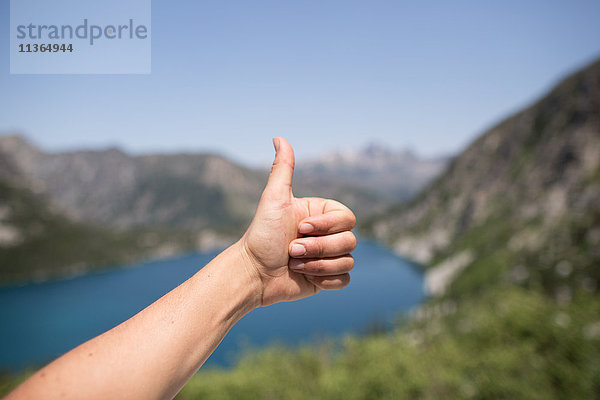 Junge Frau  die den Daumen nach oben streckt  Nahaufnahme  Die Verzauberungen  Alpine Lakes Wilderness  Washington  USA