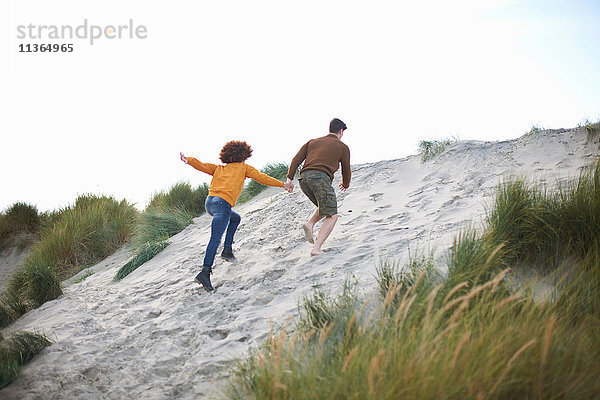Ehepaar rast auf die Spitze einer Sanddüne
