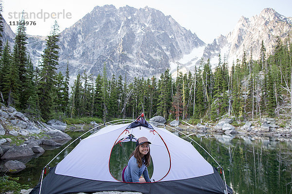 Junge Frau sitzt im Zelt am See  The Enchantments  Alpine Lakes Wilderness  Washington  USA