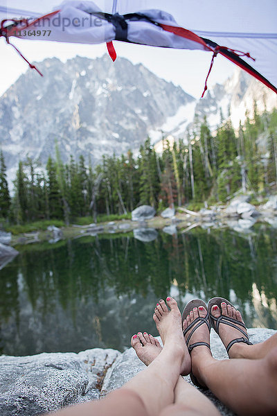 Zwei junge Frauen entspannen sich im Zelt am See  The Enchantments  Alpine Lakes Wilderness  Washington  USA