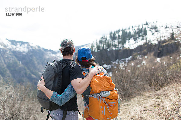 Paar stehend  Blick auf Ansicht  Rückansicht  Silver Star Mountain  Washington  USA