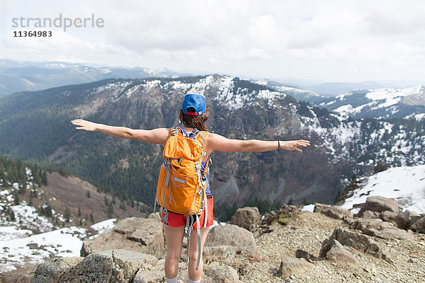 Junge Frau  auf Fels stehend  Blick nach hinten  Rückansicht  Silver Star Mountain  Washington  USA