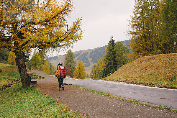 Wanderer zu Fuss auf der Strasse  Park Seiser Alm  Dolomiten  Südtirol  Italien