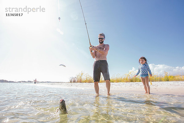 Tochter beobachtet Vater beim Fischfang im Meer  Fort Walton Beach  Florida  USA