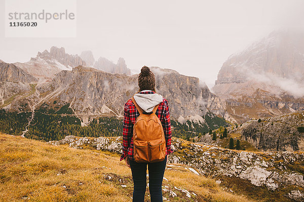 Wanderer mit Blick auf den Lagazuoi  Dolomiten  Südtirol  Italien