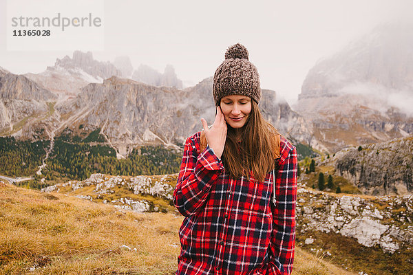 Wandern  Lagazuoi im Hintergrund  Dolomiten  Südtirol  Italien