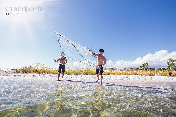 Mann demonstriert  wie man ein Netz für Fischköder auswirft   Fort Walton Beach  Florida  USA