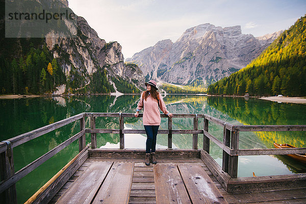 An Holzgeländer gelehnte Frau  Pragser Wildsee  Dolomiten  Pragsertal  Südtirol  Italien