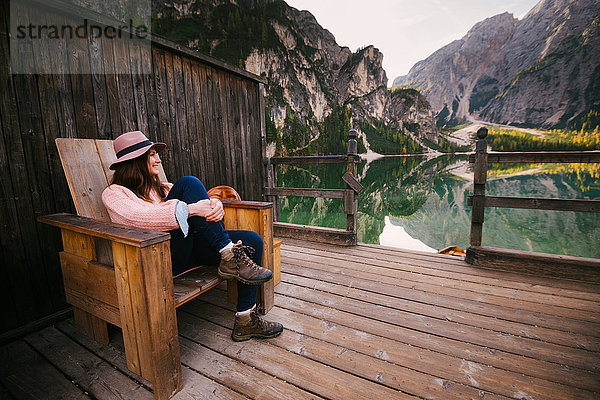 Frau entspannt auf Holzstuhl  Pragser Wildsee  Dolomiten  Pragsertal  Südtirol  Italien