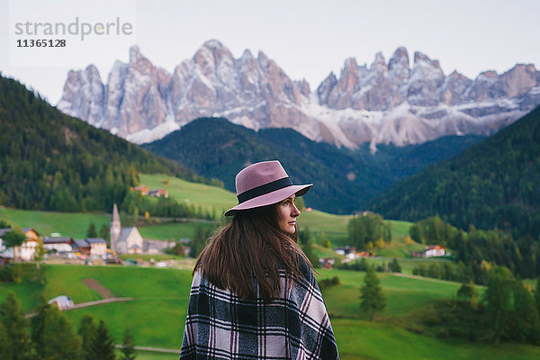 Frau schaut über die Schulter  Santa Maddalena  Dolomiten  Val di Funes (Tal von Funes)  Südtirol  Italien