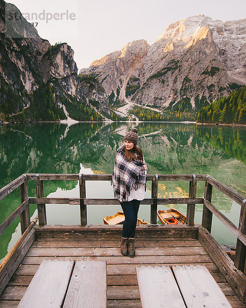 An Holzgeländer gelehnte Frau  Pragser Wildsee  Dolomiten  Pragsertal  Südtirol  Italien