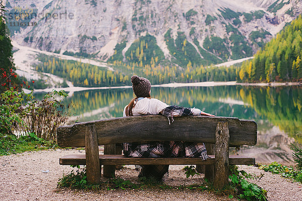 Frau entspannt auf Parkbank  Pragser Wildsee  Dolomiten  Pragsertal  Südtirol  Italien