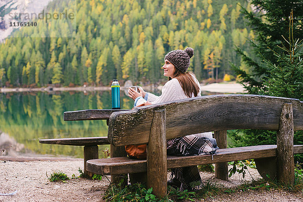 Frau entspannt auf Parkbank  Pragser Wildsee  Dolomiten  Pragsertal  Südtirol  Italien