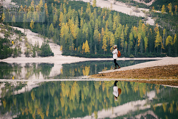 Frau mit Aussicht  Pragser Wildsee  Dolomiten  Pragsertal  Südtirol  Italien