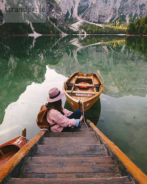 Frau entspannt auf der Seebrücke  Pragser Wildsee  Dolomiten  Pragsertal  Südtirol  Italien