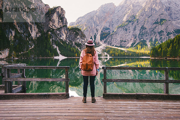 Frau geniesst Blick auf Seebrücke  Pragser Wildsee  Dolomiten  Pragsertal  Südtirol  Italien