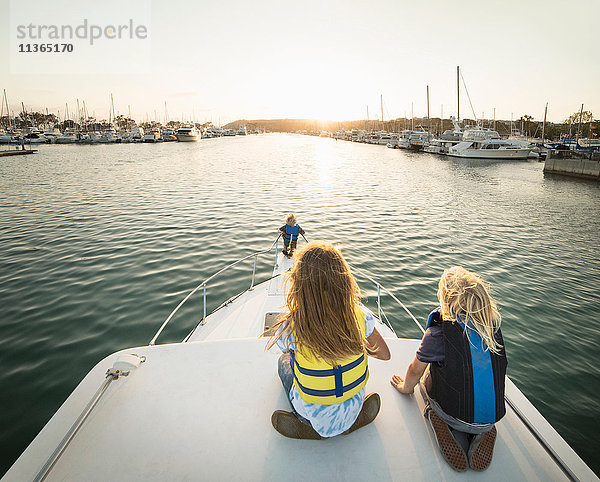 Rückansicht von Kindern am Bug des Bootes  Dana Point  Kalifornien  USA