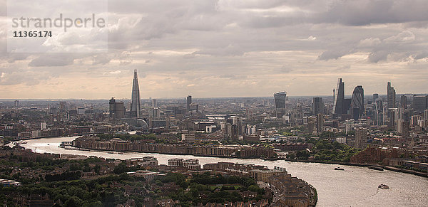 Blick vom Canary Wharf über die Themse & London Skyline  London  UK