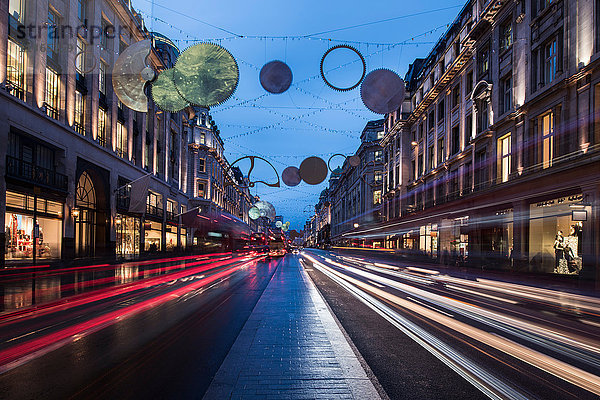 Weihnachtsbeleuchtung und Verkehr auf der Regent Street in der Abenddämmerung  London  UK