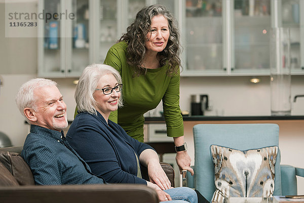 Glückliche Senioren entspannt zu Hause