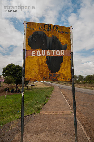 Schild  das die Äquatorlinie zwischen Nord- und Südhalbkugel markiert  Nanyuku  Kenia