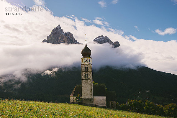 Kirche San Valentino  Naturpark Schlern-Rosengarten  Seiser Alm  Südtirol  Dolomiten  Italien